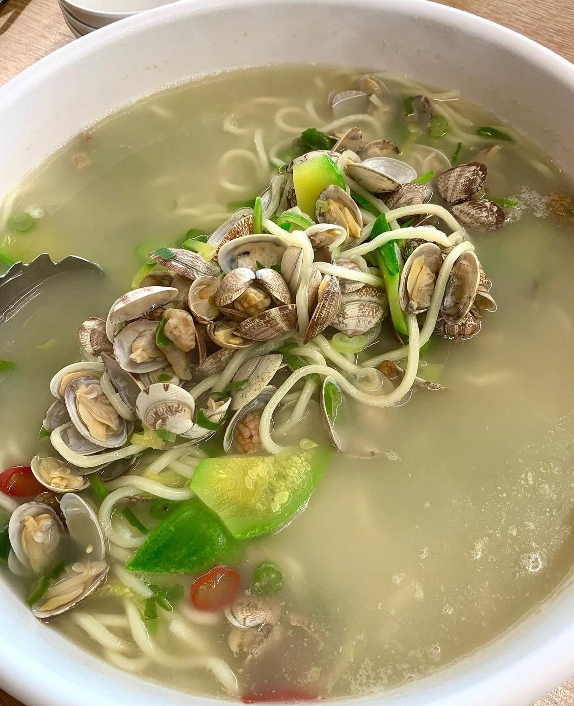 바지락을 듬뿍 올린 바지락 칼국수 한 그릇