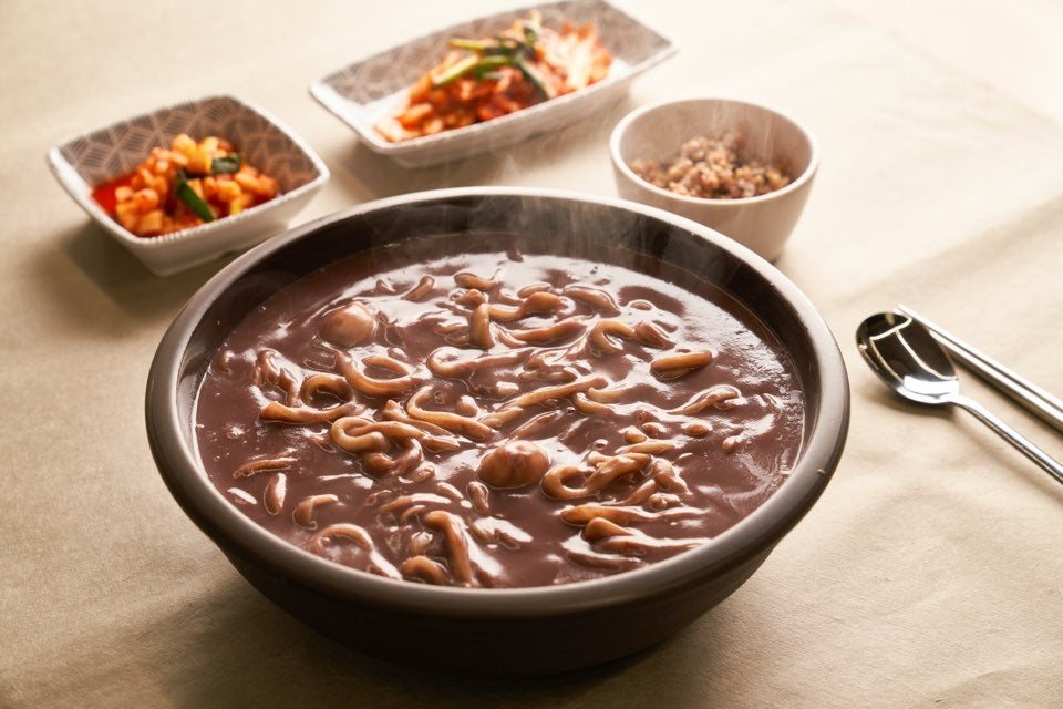 김치를 곁들인 팥칼국수 한 그릇