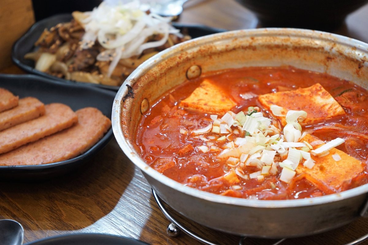 두부와 대파를 얹어 자작하게 끓인 돼지찌개(짜글이)와 스팸 구이