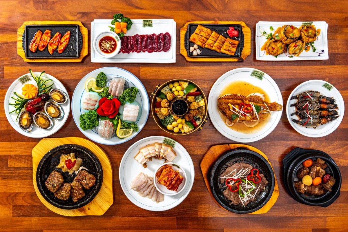 위에서 본 거목한정식 한 상 — 회·수육·전복·떡갈비 등 여러 요리