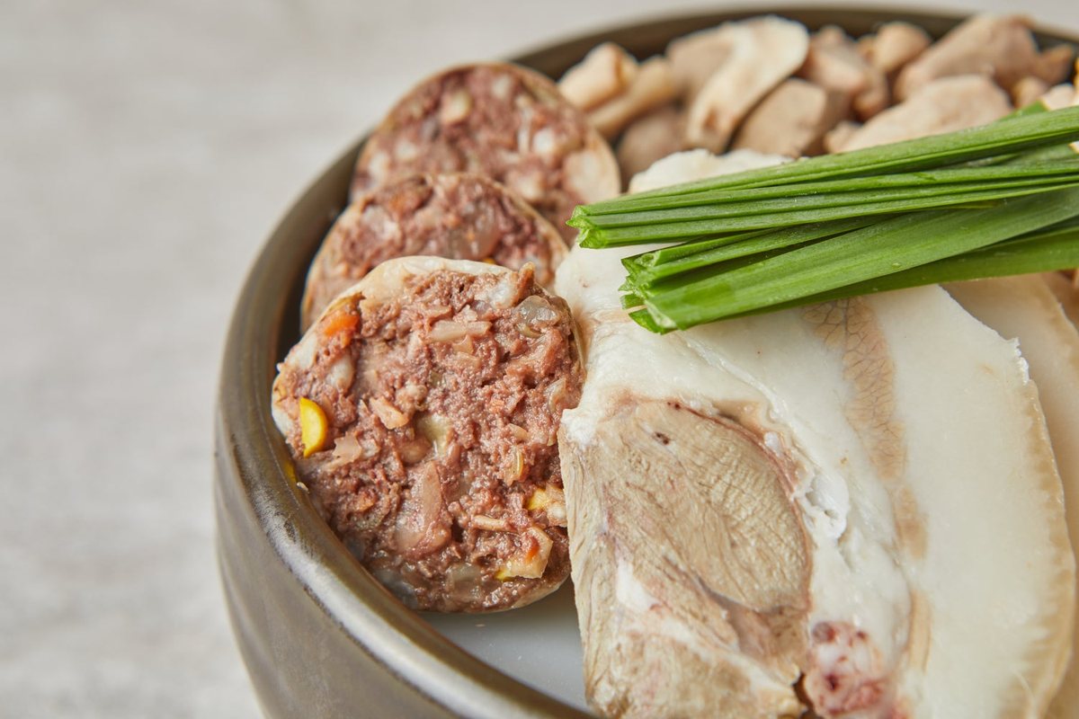 순대와 머리고기를 올린 순대모듬국밥