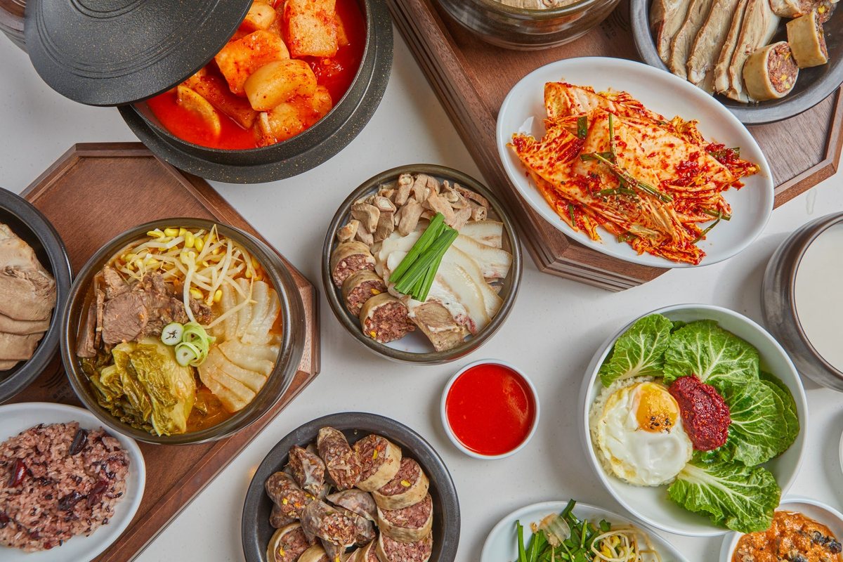 위에서 본 구전국밥 한 상 — 여러 국밥과 김치·깍두기
