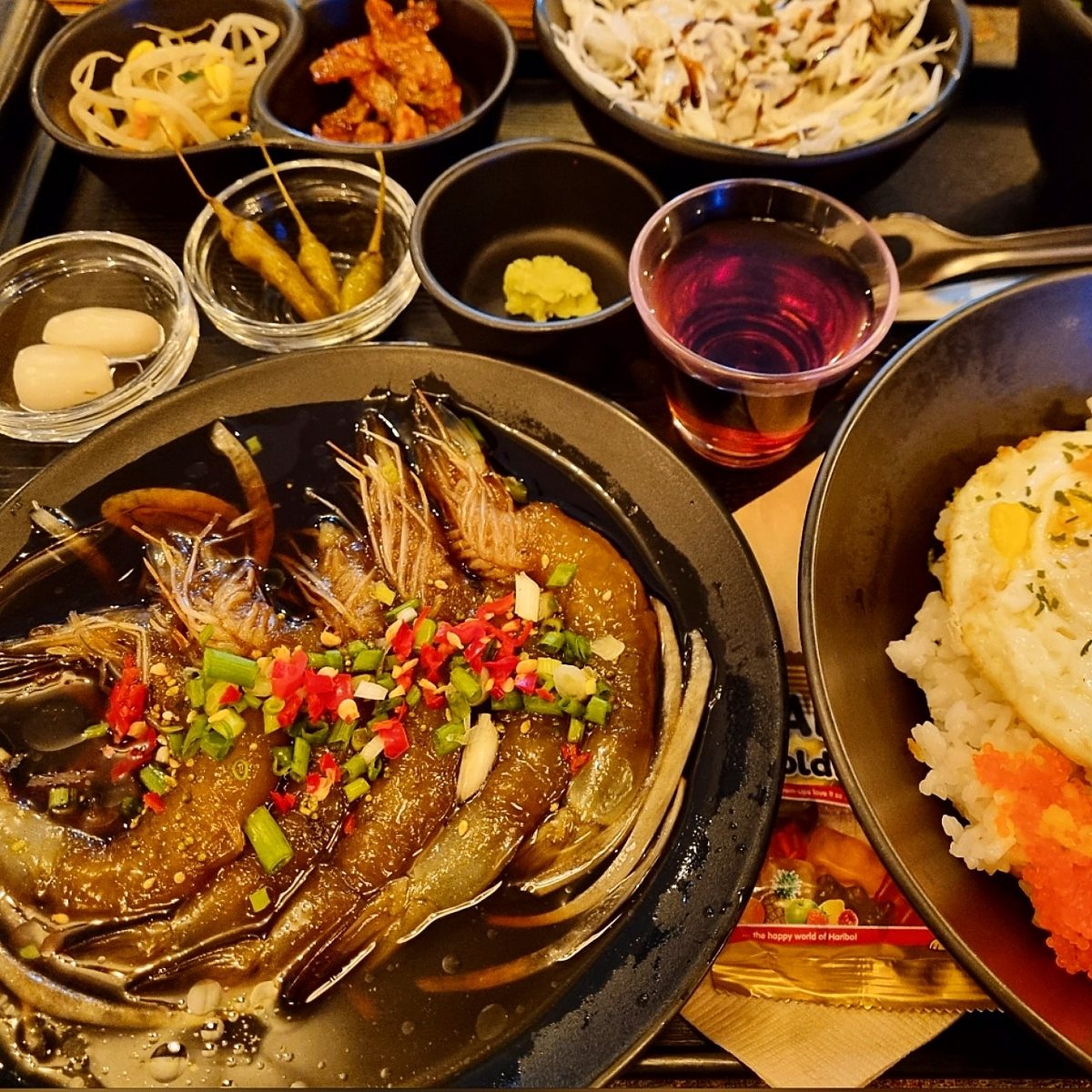 간장새우장과 반찬, 밥 한 그릇이 놓인 한 상