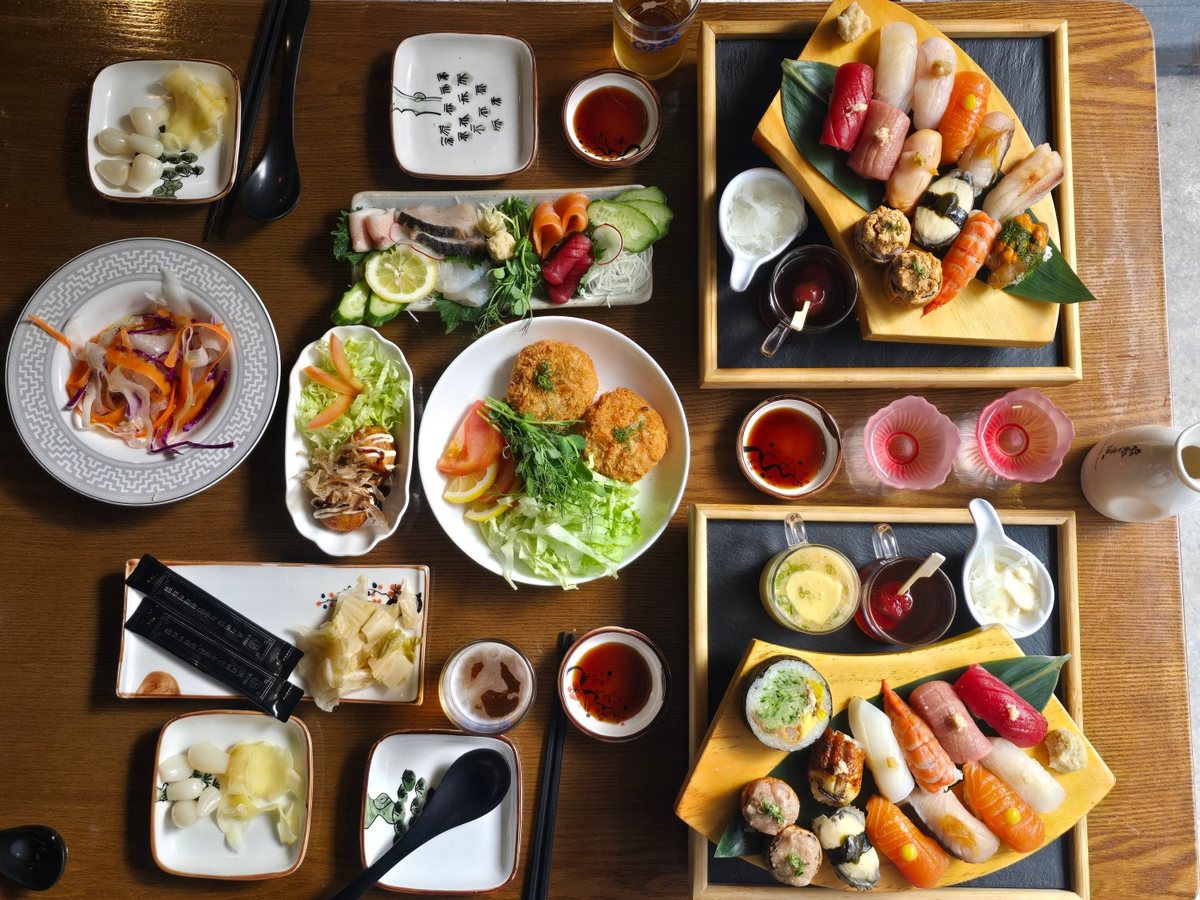 위에서 본 칸세이스시 한 상 — 초밥 두 판과 샐러드·곁들이 요리