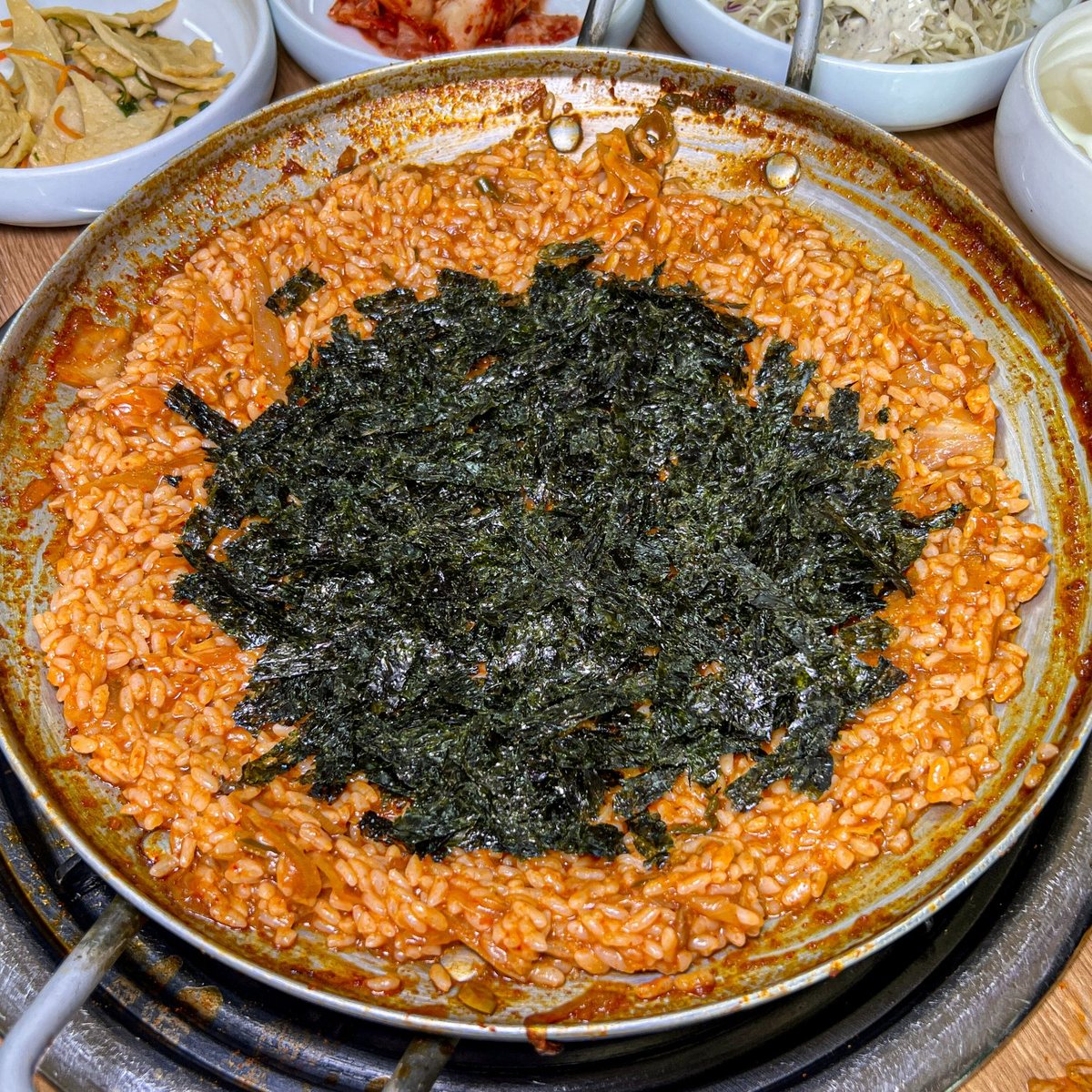 김가루를 뿌려 팬에 눌러 볶은 볶음밥