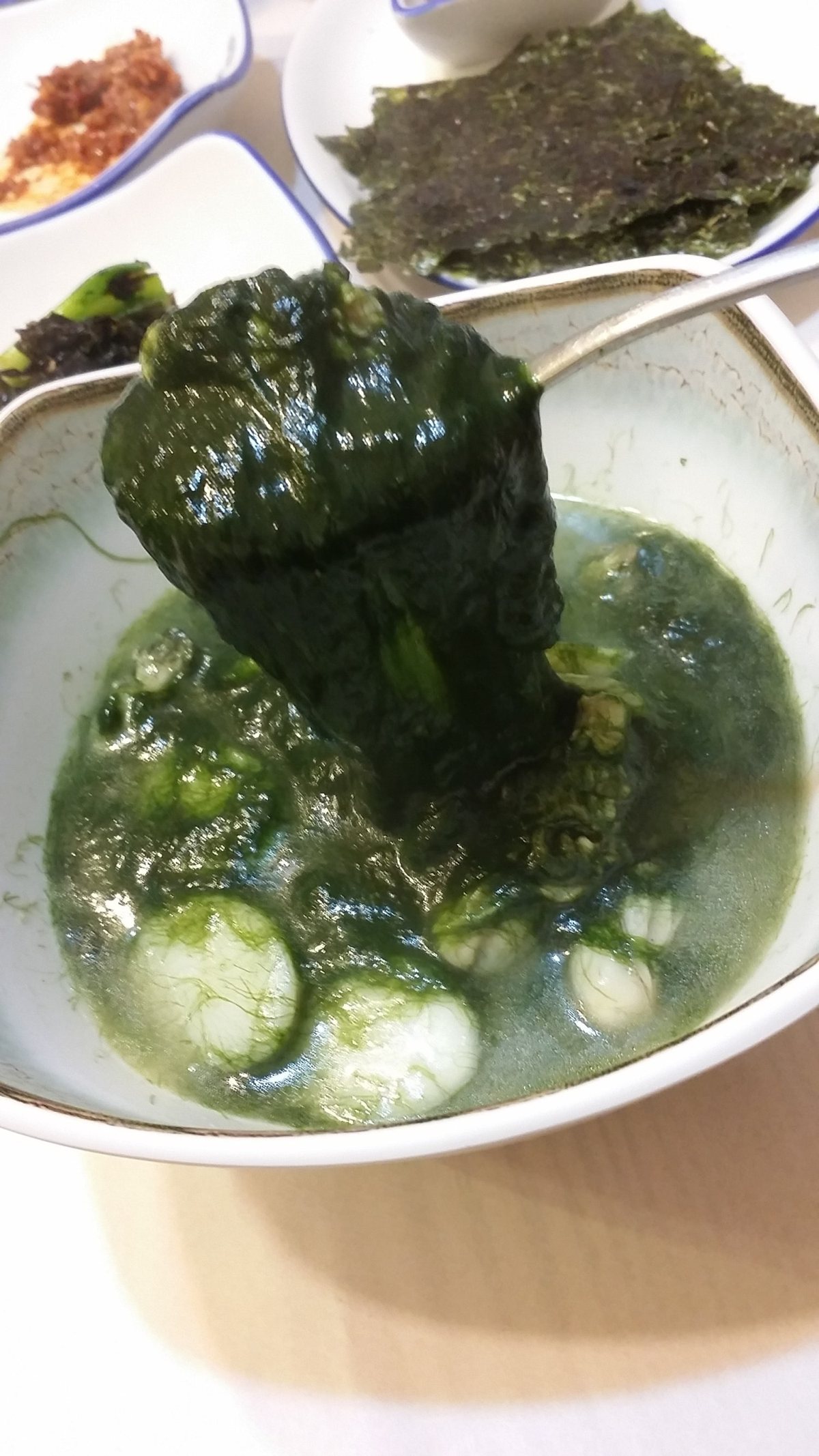 숟가락으로 떠 올린 매생이떡국