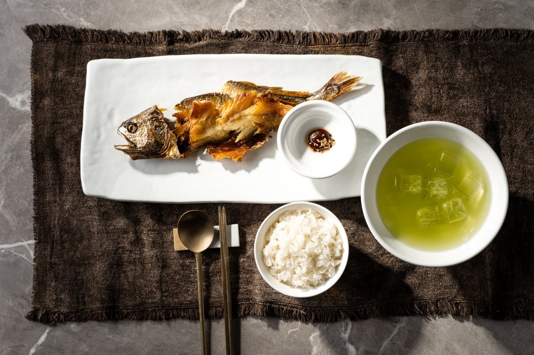 구운 생선 한 마리와 흰밥, 얼음을 띄운 찬 국물