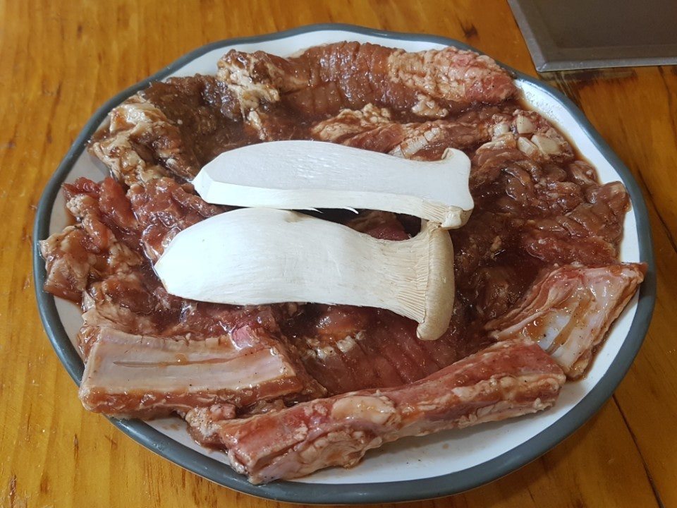 새송이버섯을 올린 양념돼지갈비