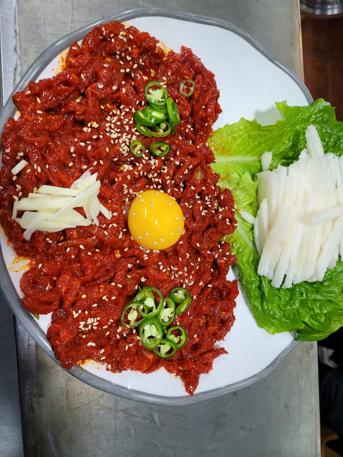노른자를 올린 양념육회와 배·상추