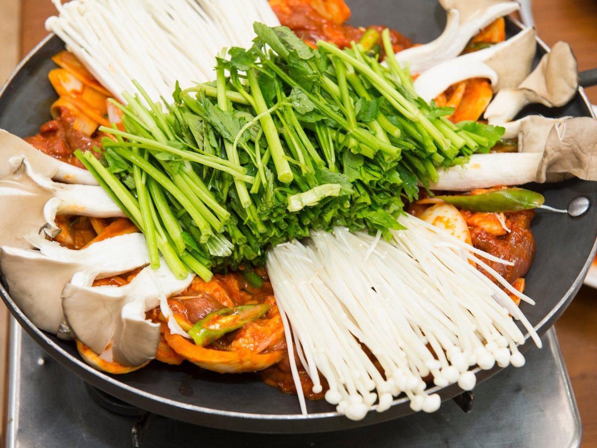 버섯과 미나리를 올린 오리주물럭