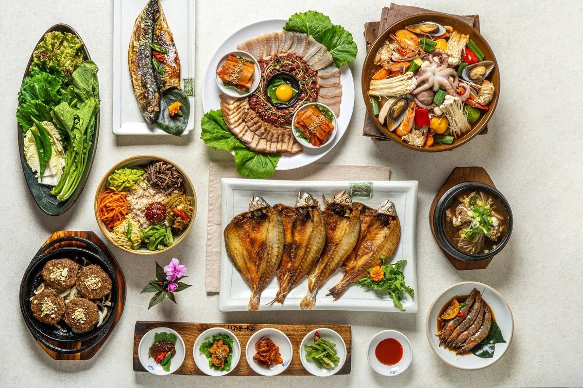 위에서 본 옛날에금잔디 한정식 한 상 — 생선구이·떡갈비·해물 요리와 여러 반찬