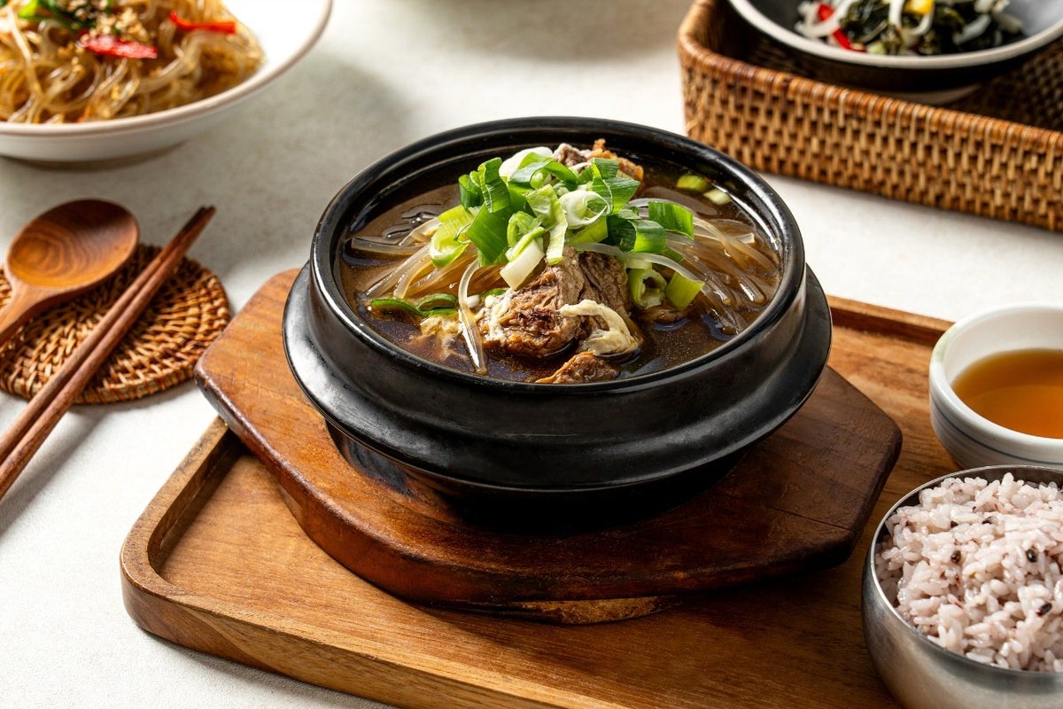 뚝배기에 끓여 낸 탕과 잡곡밥